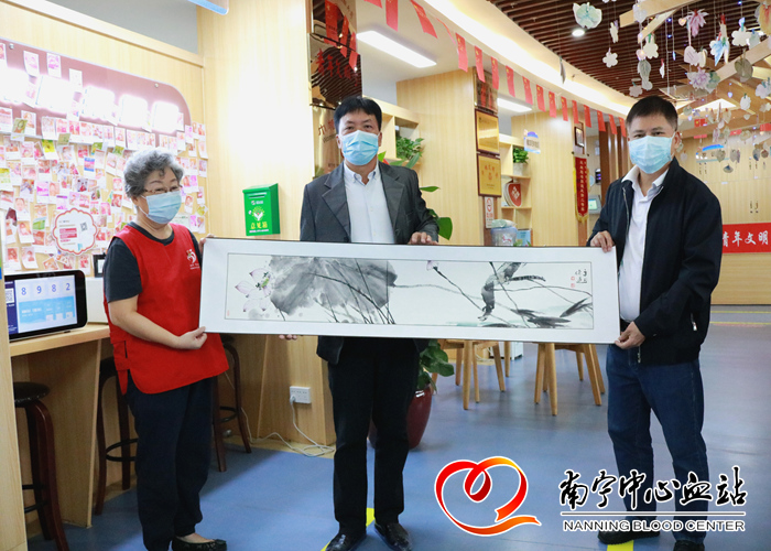 李德道和贺晓静向献血者赠送书画作品