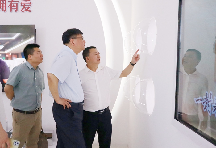 调研组实地参观南宁中心血站“血液的奥秘”智慧科普馆