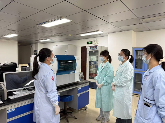 2.实地观摩南宁中心血站质量管理科质控实验室