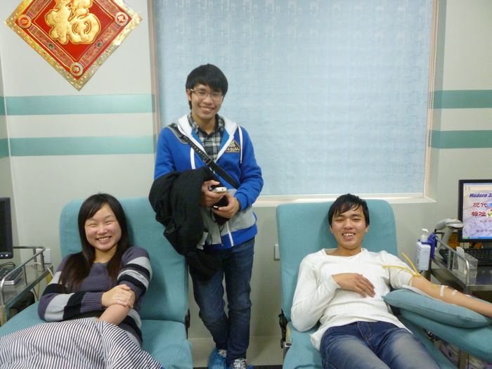 青春的微笑像阳光一样照亮捐血屋